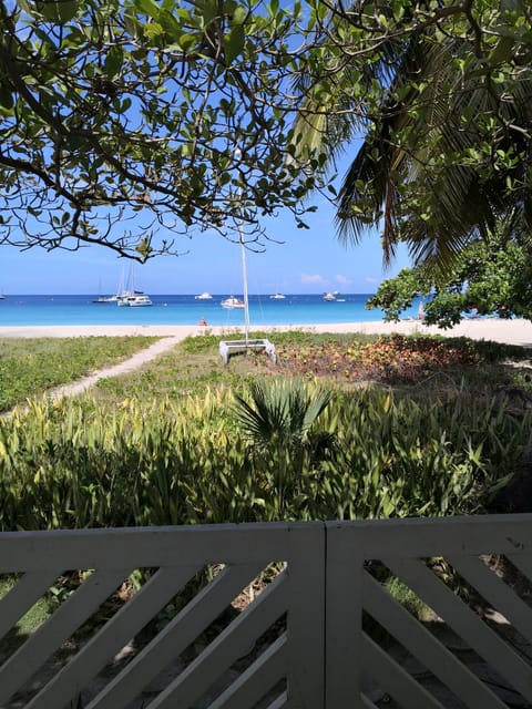 Beach nearby, sun loungers, beach towels