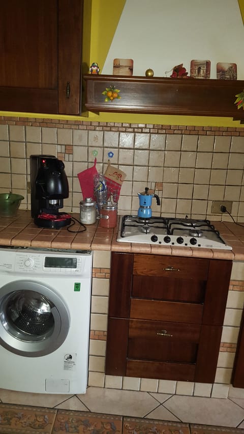 Fridge, oven, stovetop, coffee/tea maker