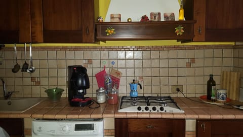 Fridge, oven, stovetop, coffee/tea maker