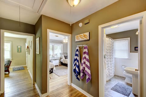 Combined shower/tub, hair dryer, towels