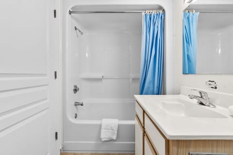 Combined shower/tub, towels