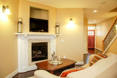 Living area | TV, fireplace, DVD player, books