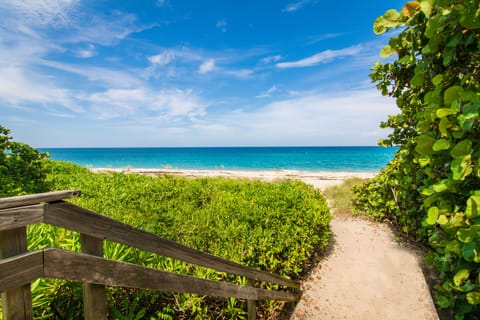 Beach nearby, sun loungers, beach towels