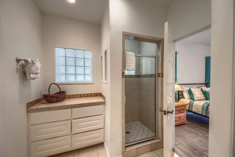 Combined shower/tub, towels