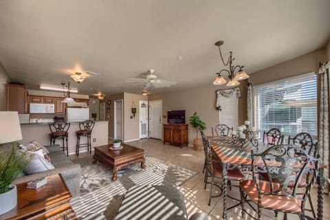 Dining Room Table with seating for 6!