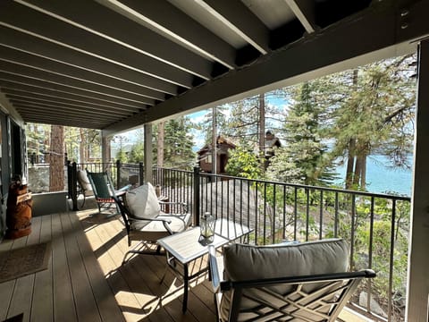 Cozy open deck overlooking the lake - Cozy open deck overlooking the lake