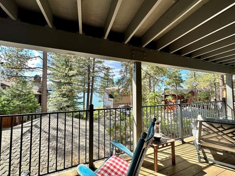 Cozy open deck on first and second level overlooking the lake - Cozy open deck on first and second level overlooking the lake