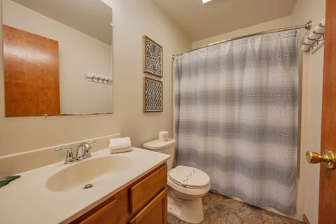 Combined shower/tub, towels