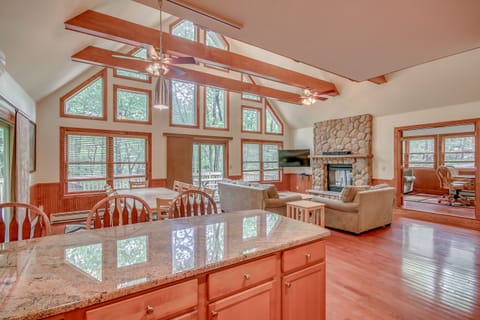 Private kitchen | Fridge, microwave, oven, stovetop