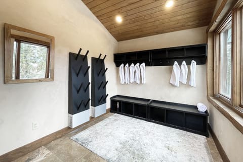 3.70-mv-alpen-ridge-towel-room-for-hot-tub-2