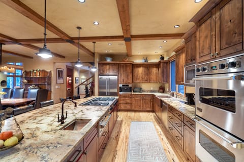4.2-alpenglow-mountain-village-vacation-rental-kitchen-interior
