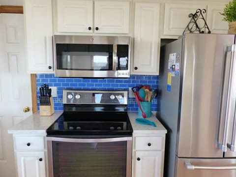 Full-size fridge, microwave, oven, stovetop