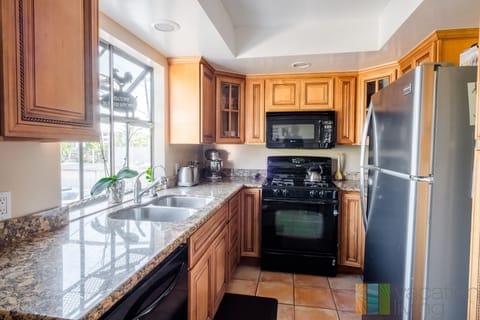 Great full kitchen with gas stove and dishwasher. - Great full kitchen with gas stove and dishwasher.