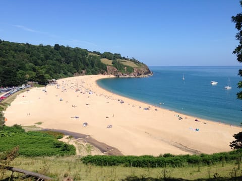 Beach nearby, sun loungers, beach towels