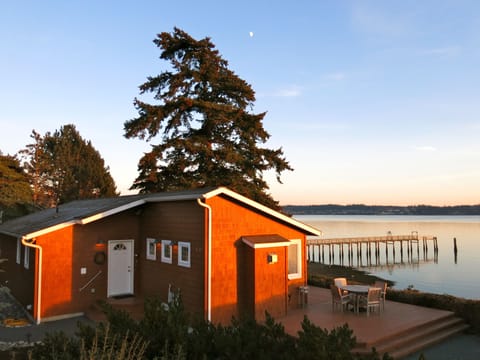 Beautiful 180’ Waterfront Beach Cabin on Penn Cove, VIEWS, near Coupeville
