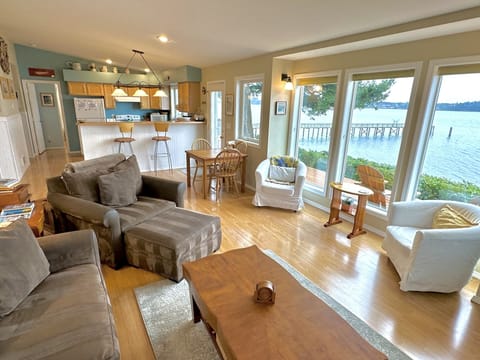 Great Room with front row seats to enjoy a book and watch the wildlife. 