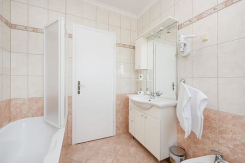 Combined shower/tub, hair dryer, bidet, towels