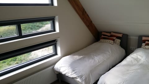 3 bedrooms, travel crib, free WiFi, bed sheets