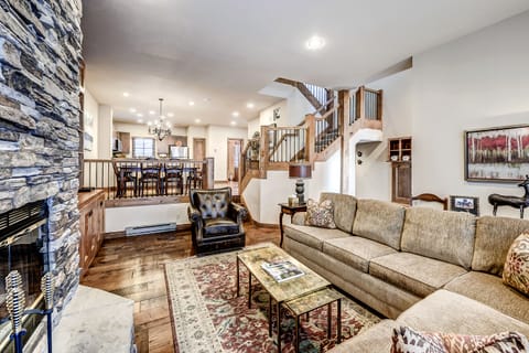 Spacious Living Room with Fireplace - Spacious Living Room with Fireplace