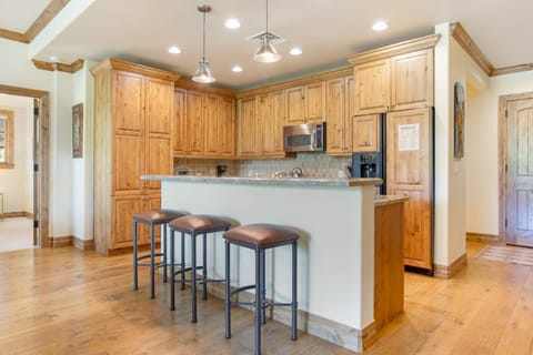 Plan your daily adventures at this breakfast bar for 3.