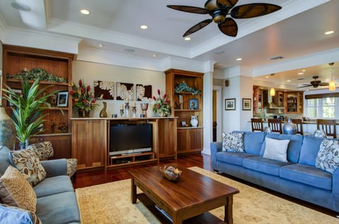 Honu La'e Living Room - Honu La'e Living Room view from the front door towards the living area with flat screen TV.
