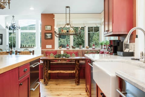 This large, farmhouse sink makes meal clean up a breeze!