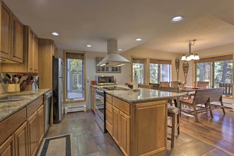 Fully Equipped Kitchen | Dishware & Flatware