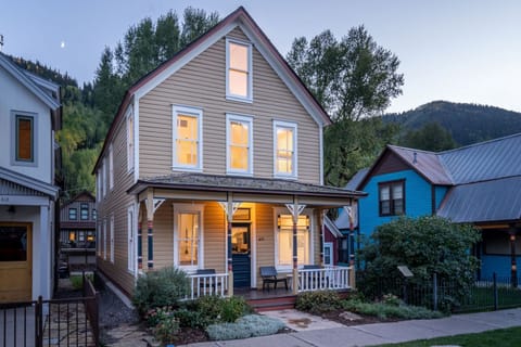 The Finn Town Flats Glow! The perfect summer retreat and only a half-block to the gondola and a half-block from the Main Street in Telluride.