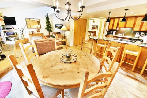 Spacious Living Area - Spacious Living Area