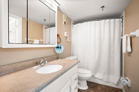 Combined shower/tub, towels