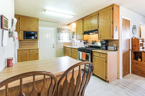 Kitchen | 2-Person Breakfast Bar