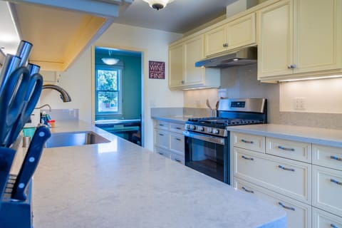 Kitchen - Quality Appliances and Fixtures