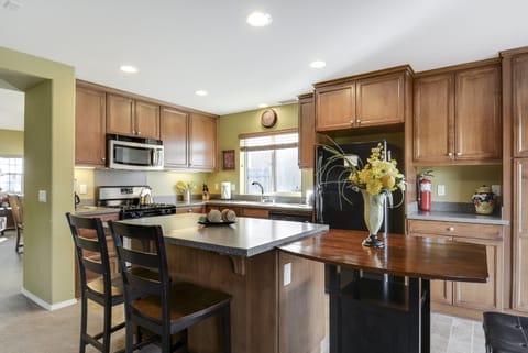 Lovely Full-Size Kitchen with Island