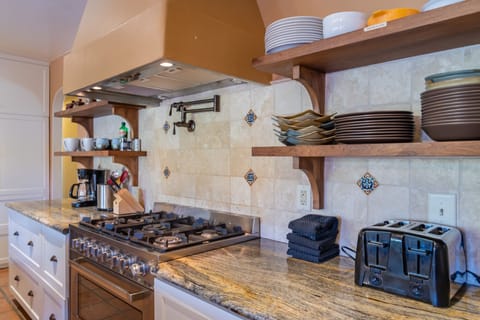 Kitchen - Kitchen with all the amenities and stainless steel appliances