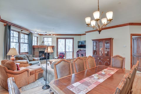 Dining Area | Dishes & Flatware Provided