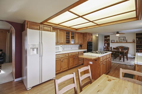 Alternative View of the kitchen - Plenty of Indoor Dining Option