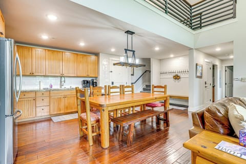 Dining Area | Dishes & Flatware Provided