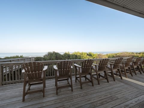 Welcome to Jean's Dream! - With room for up to 16 people, this fabulous vacation home combines comfort and convenience in a prime beachside location.