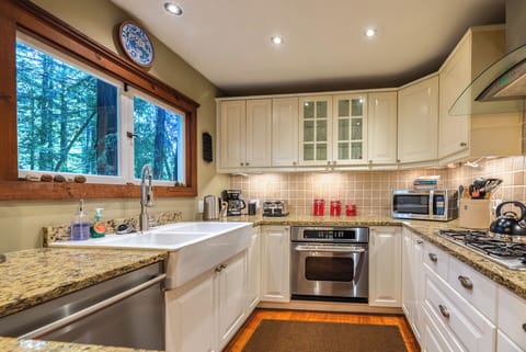 Large kitchen with plenty of room for 2 chefs!