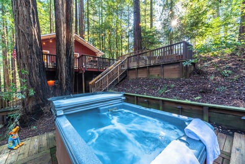 Enjoy the hot tub under the trees
