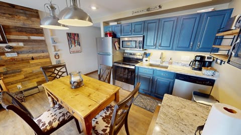 Fully Equipped Kitchen with Drip Coffee Maker - Fully Equipped Kitchen with Drip Coffee Maker