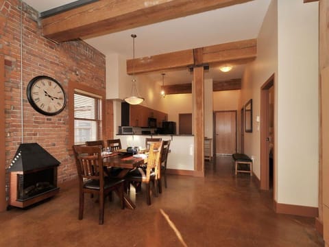 Amazing open plan for enjoying this deluxe condo!