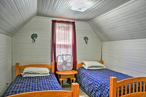 5 bedrooms, free internet, bed sheets