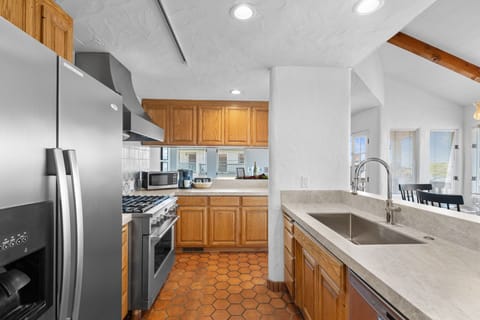 Fully Equipped Gourmet Kitchen