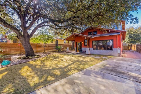 Driveway + Lawn - Walker Luxury Vacation Rentals