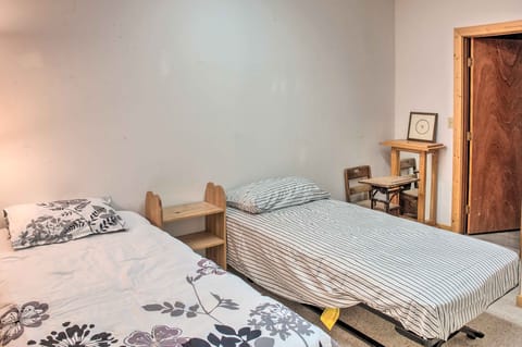 2 bedrooms, internet, bed sheets, wheelchair access