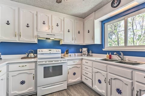 Fully Equipped Kitchen | Drip Coffee Maker | Wok | Food Processor