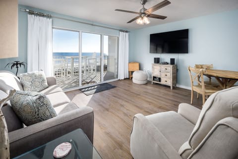 Welcoming living room - Spacious living room with amazing gulf views.