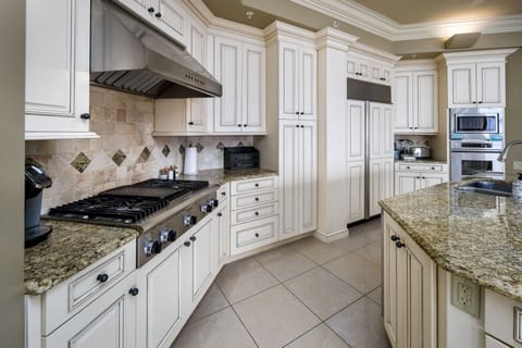 Kitchen - Spacious and first class kitchen. This penthouse condo is UNBEATABLE.