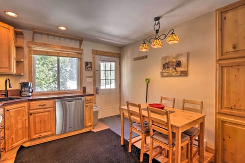 Dining Area | Dishes & Flatware Provided